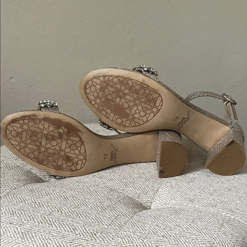 Jewel Badgley Mischka step out